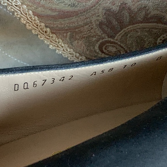 Salvatore Ferragamo size 10(US) black pumps. - Picture 2 of 6